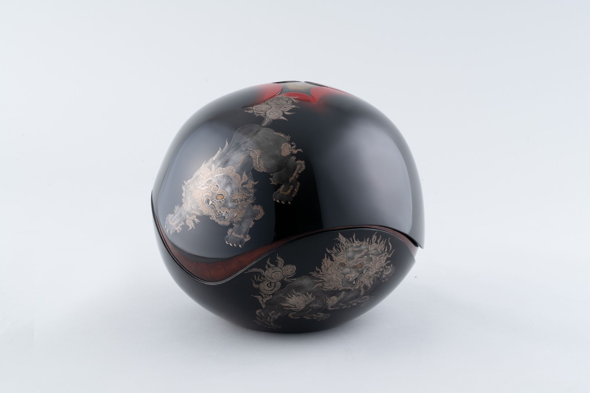 乾漆食蘢「つぼみ牡丹に獅子」