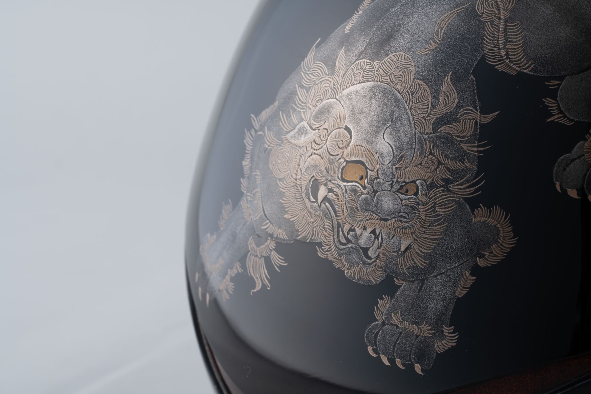 乾漆食蘢「つぼみ牡丹に獅子」