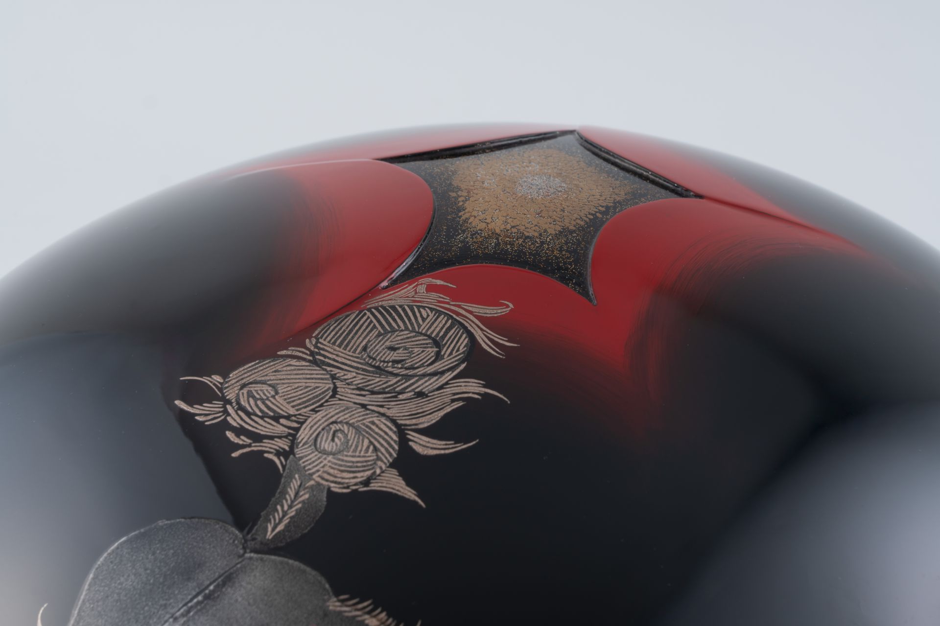 乾漆食蘢「つぼみ牡丹に獅子」