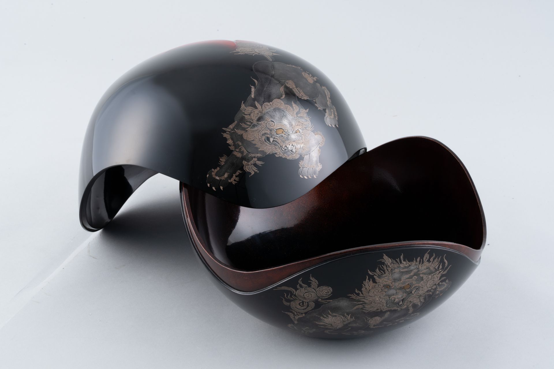 乾漆食蘢「つぼみ牡丹に獅子」