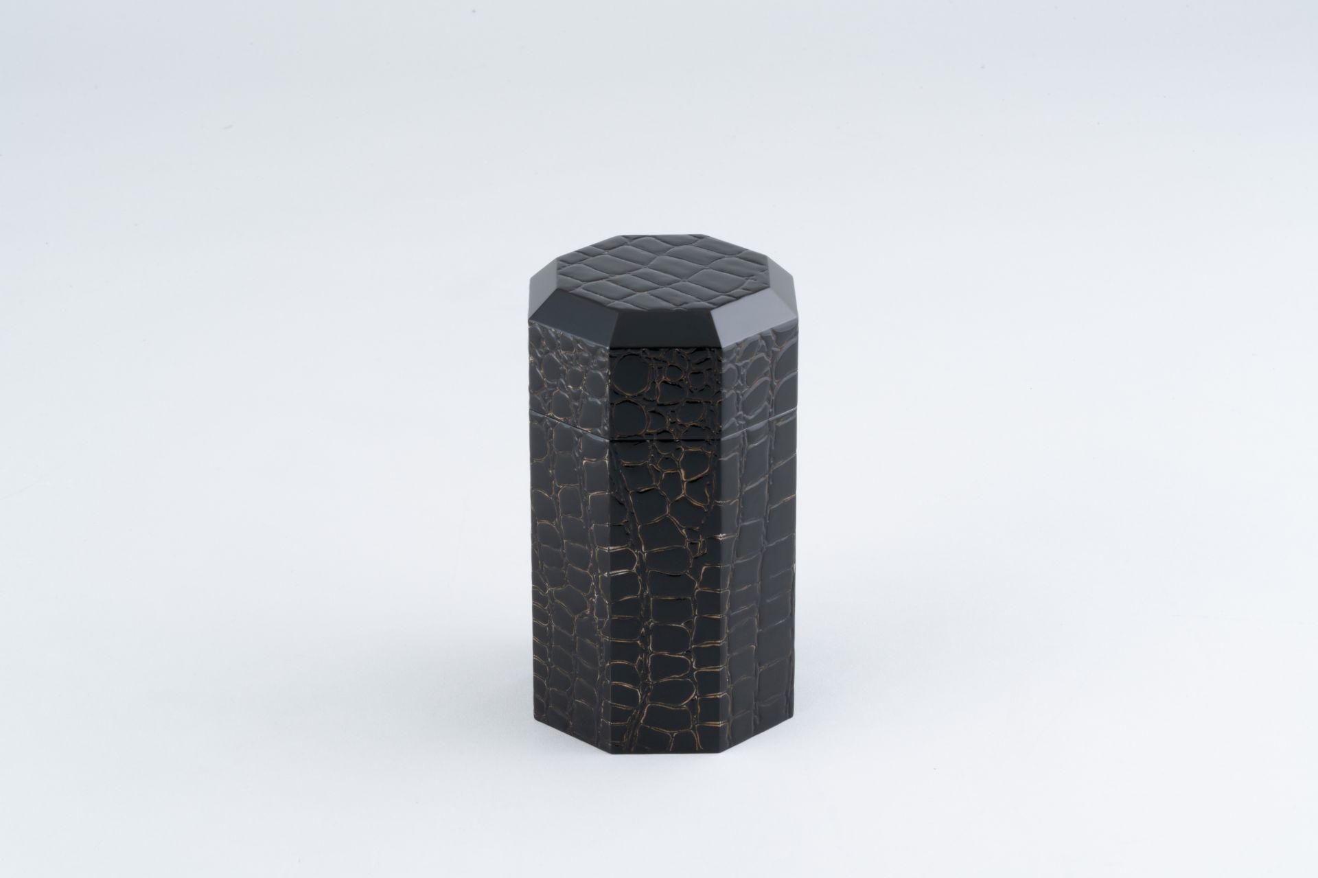 八角飾箱　-鰐-