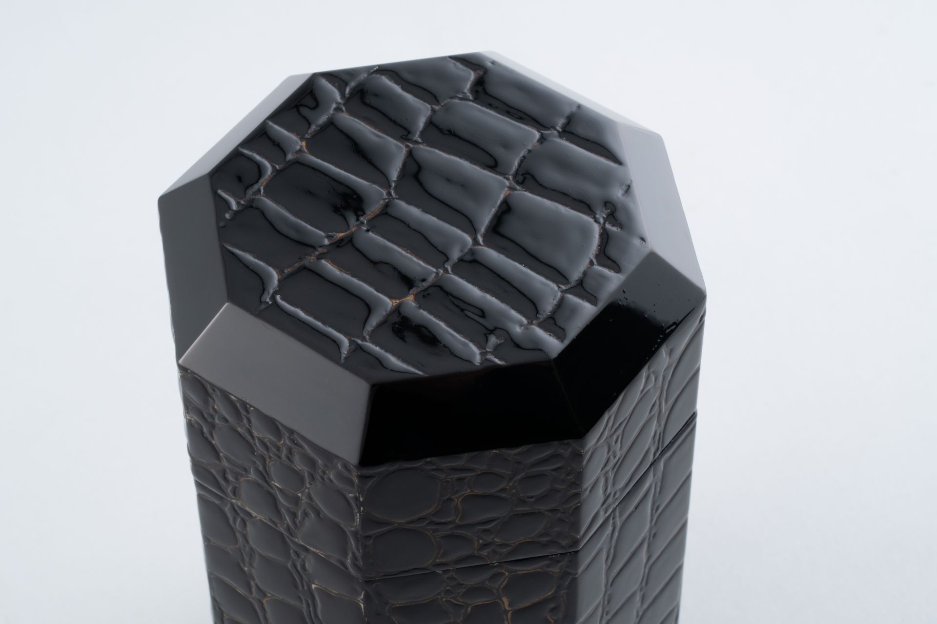 八角飾箱　-鰐-