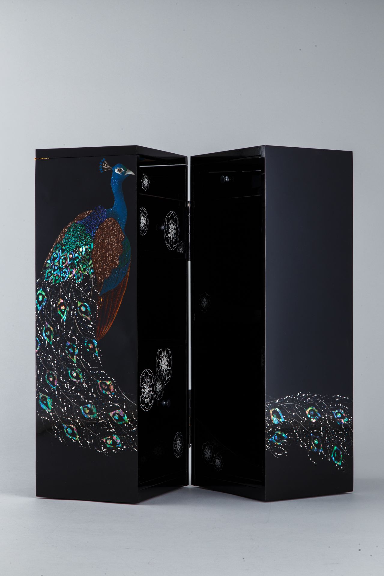 卵花孔雀蒔絵飾鏡台