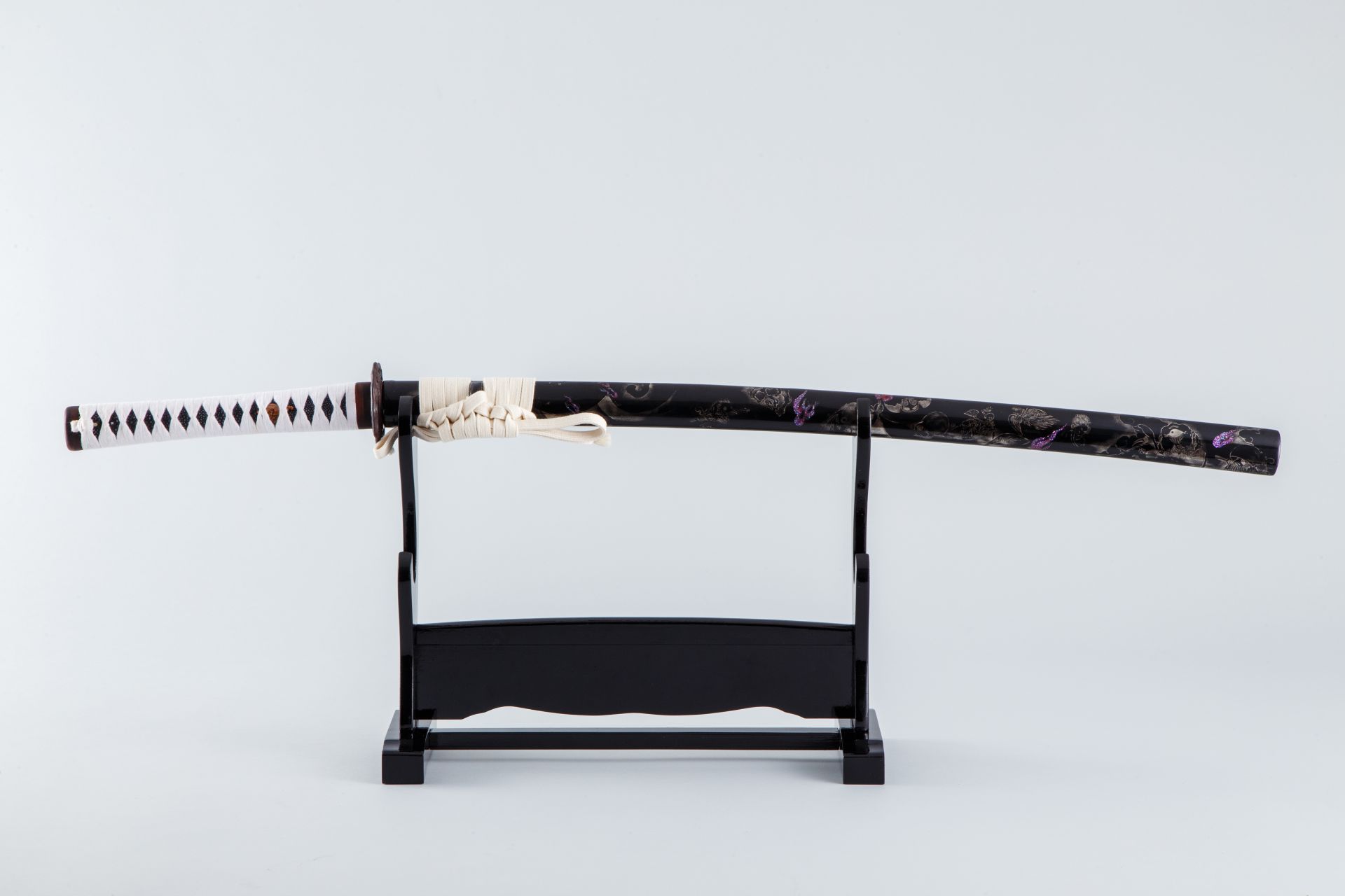 銀螺鈿研出蒔絵打刀「夜行」