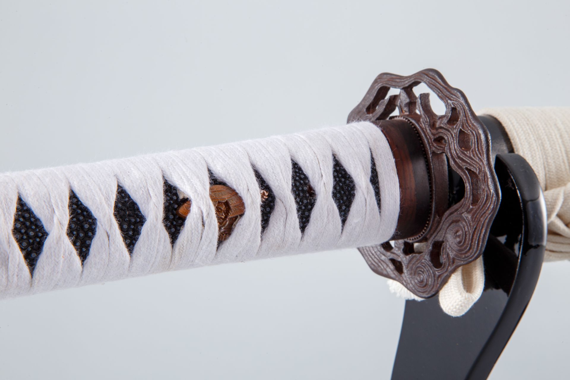 銀螺鈿研出蒔絵打刀「夜行」