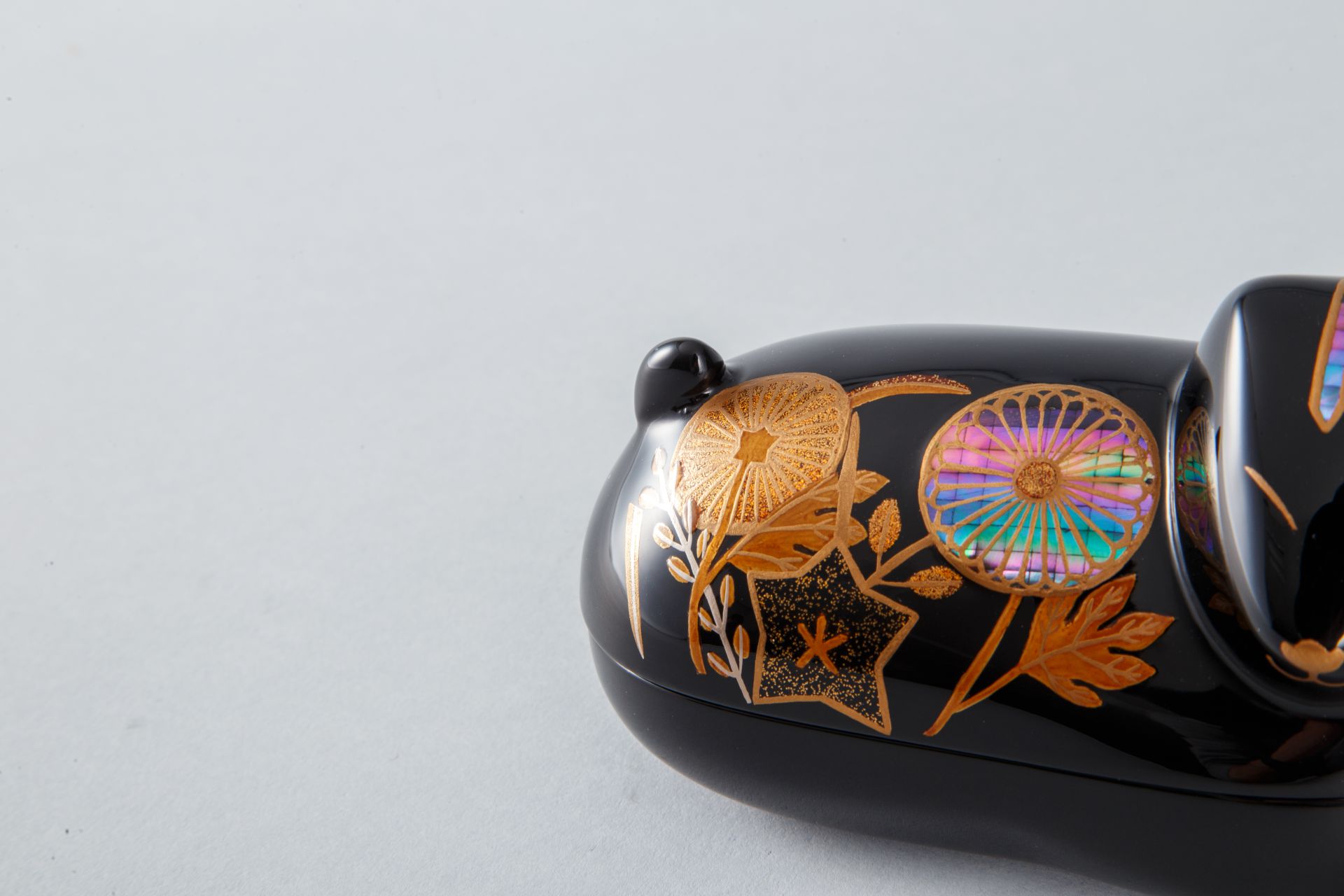 乾漆秋草蒔絵猫筥