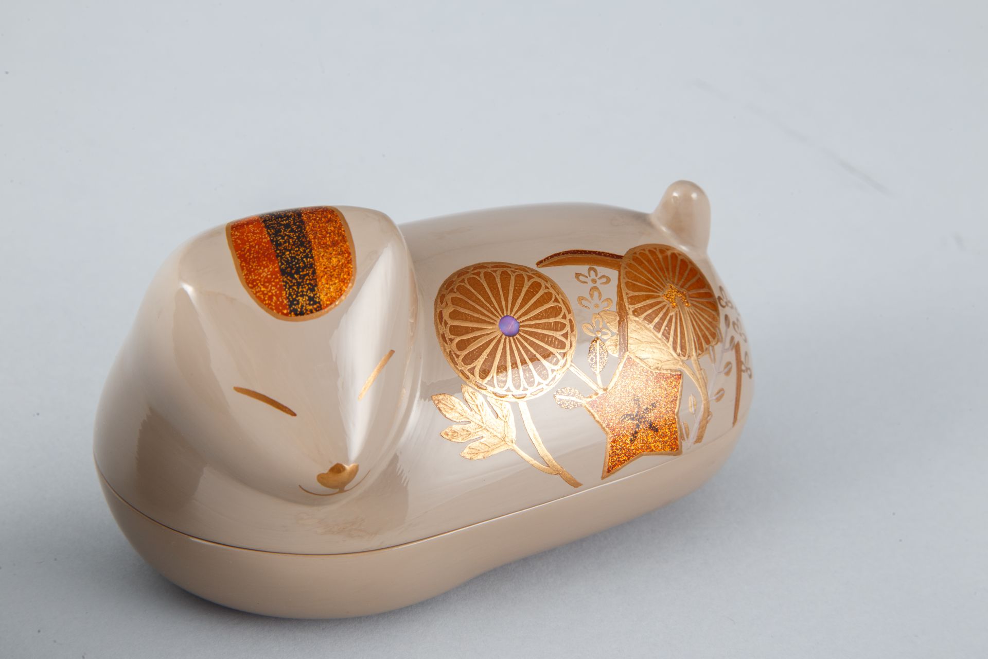 乾漆秋草蒔絵猫筥