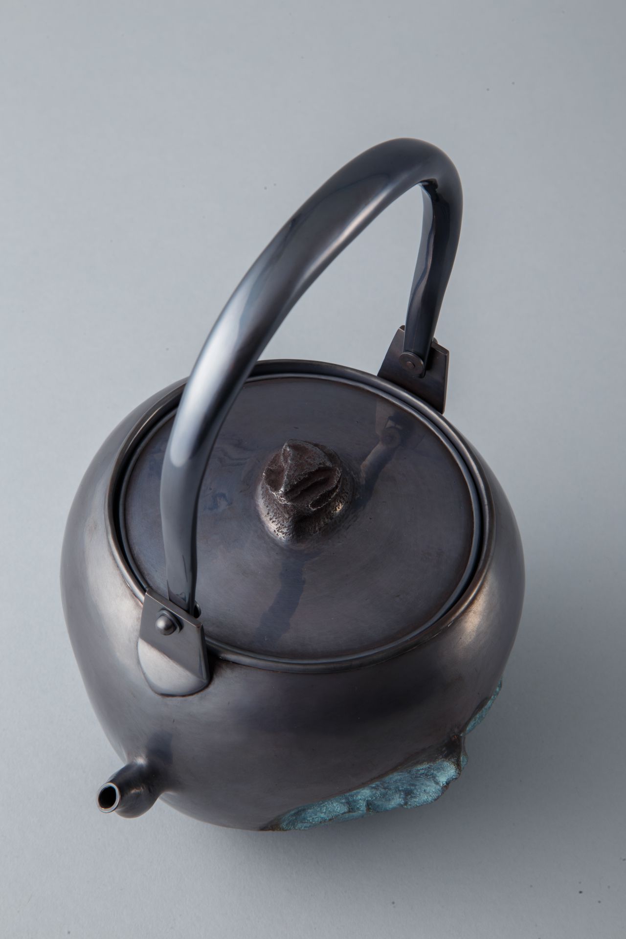 鎚起銅器　小口打出湯沸　「巌」