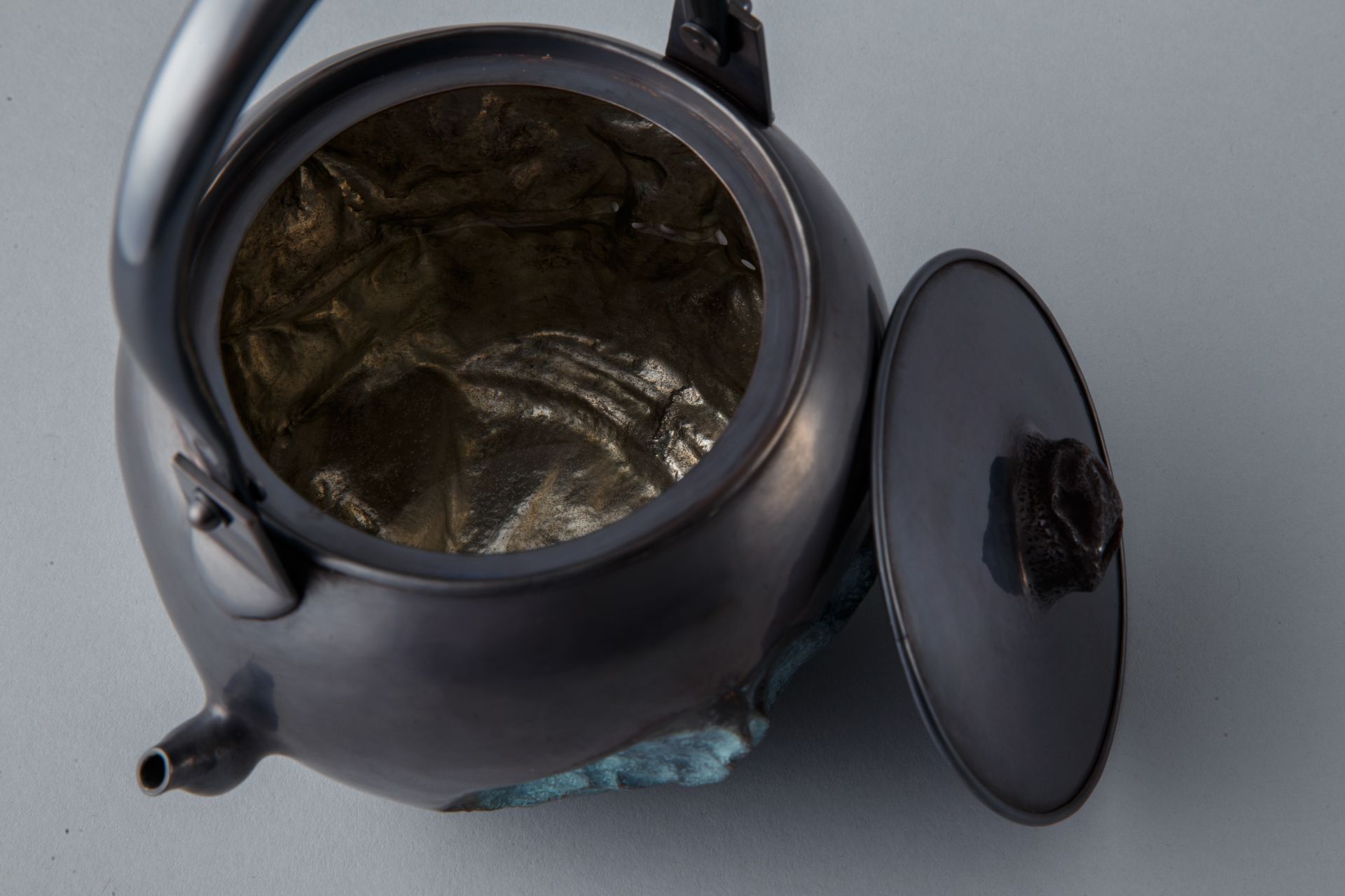 鎚起銅器　小口打出湯沸　「巌」